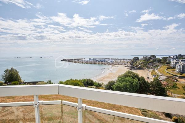Dans le très recherché quartier de la Comtesse, au sein d'une résidence sécurisée nichée dans un parc arboré avec accès privatif à la plage, découvrez ce superbe appartement aux volumes généreux offrant une vue mer panoramique et un cadre de vie privilégié.

Situé au deuxième et dernier étage sans ascenseur, ce bien séduit dès l'entrée par sa luminosité, ses espaces parfaitement pensés et l'omniprésence de la mer.

La vaste pièce de vie, véritable cœur de l'appartement, accueille un élégant salon et un espace salle à manger bénéficiant d'une double ouverture sur deux terrasses exposées Sud-Est, offrant un panorama exceptionnel sur la mer. La cuisine semi-ouverte, aménagée et équipée, s'intègre harmonieusement à l'espace de vie, favorisant convivialité et confort au quotidien..

L'espace nuit a été conçu pour répondre aux attentes d'une famille comme à celles d'une résidence secondaire de standing. Il comprend une magnifique suite parentale avec salle de bain privative et vue mer, deux pièces pouvant être aménagées selon vos besoins en chambres d'enfants, bureaux ou espace de télétravail, une chambre supplémentaire, une salle d'eau, un WC indépendant ainsi qu'une buanderie et un placard.

Les prestations se poursuivent à l'extérieur avec une place de stationnement privative et un garage fermé aux équipements particulièrement appréciables, disposant notamment de deux arrivées d'eau, d'un bac à douche et d'une mezzanine offrant un espace de rangement supplémentaire.

La résidence, parfaitement entretenue, offre un environnement calme et sécurisé avec portail électrique, local vélos fermé et un chemin privatif permettant de rejoindre la plage en seulement quelques minutes à pied.

Un bien rare, où élégance, confort et qualité de vie se conjuguent dans un environnement privilégié face à la mer.