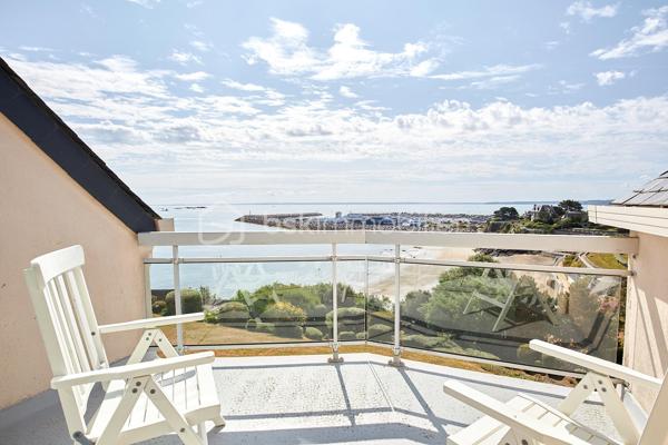 Dans le très recherché quartier de la Comtesse, au sein d'une résidence sécurisée nichée dans un parc arboré avec accès privatif à la plage, découvrez ce superbe appartement aux volumes généreux offrant une vue mer panoramique et un cadre de vie privilégié.

Situé au deuxième et dernier étage sans ascenseur, ce bien séduit dès l'entrée par sa luminosité, ses espaces parfaitement pensés et l'omniprésence de la mer.

La vaste pièce de vie, véritable cœur de l'appartement, accueille un élégant salon et un espace salle à manger bénéficiant d'une double ouverture sur deux terrasses exposées Sud-Est, offrant un panorama exceptionnel sur la mer. La cuisine semi-ouverte, aménagée et équipée, s'intègre harmonieusement à l'espace de vie, favorisant convivialité et confort au quotidien..

L'espace nuit a été conçu pour répondre aux attentes d'une famille comme à celles d'une résidence secondaire de standing. Il comprend une magnifique suite parentale avec salle de bain privative et vue mer, deux pièces pouvant être aménagées selon vos besoins en chambres d'enfants, bureaux ou espace de télétravail, une chambre supplémentaire, une salle d'eau, un WC indépendant ainsi qu'une buanderie et un placard.

Les prestations se poursuivent à l'extérieur avec une place de stationnement privative et un garage fermé aux équipements particulièrement appréciables, disposant notamment de deux arrivées d'eau, d'un bac à douche et d'une mezzanine offrant un espace de rangement supplémentaire.

La résidence, parfaitement entretenue, offre un environnement calme et sécurisé avec portail électrique, local vélos fermé et un chemin privatif permettant de rejoindre la plage en seulement quelques minutes à pied.

Un bien rare, où élégance, confort et qualité de vie se conjuguent dans un environnement privilégié face à la mer.