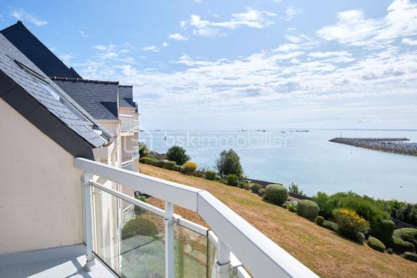 Dans le très recherché quartier de la Comtesse, au sein d'une résidence sécurisée nichée dans un parc arboré avec accès privatif à la plage, découvrez ce superbe appartement aux volumes généreux offrant une vue mer panoramique et un cadre de vie privilégié.

Situé au deuxième et dernier étage sans ascenseur, ce bien séduit dès l'entrée par sa luminosité, ses espaces parfaitement pensés et l'omniprésence de la mer.

La vaste pièce de vie, véritable cœur de l'appartement, accueille un élégant salon et un espace salle à manger bénéficiant d'une double ouverture sur deux terrasses exposées Sud-Est, offrant un panorama exceptionnel sur la mer. La cuisine semi-ouverte, aménagée et équipée, s'intègre harmonieusement à l'espace de vie, favorisant convivialité et confort au quotidien..

L'espace nuit a été conçu pour répondre aux attentes d'une famille comme à celles d'une résidence secondaire de standing. Il comprend une magnifique suite parentale avec salle de bain privative et vue mer, deux pièces pouvant être aménagées selon vos besoins en chambres d'enfants, bureaux ou espace de télétravail, une chambre supplémentaire, une salle d'eau, un WC indépendant ainsi qu'une buanderie et un placard.

Les prestations se poursuivent à l'extérieur avec une place de stationnement privative et un garage fermé aux équipements particulièrement appréciables, disposant notamment de deux arrivées d'eau, d'un bac à douche et d'une mezzanine offrant un espace de rangement supplémentaire.

La résidence, parfaitement entretenue, offre un environnement calme et sécurisé avec portail électrique, local vélos fermé et un chemin privatif permettant de rejoindre la plage en seulement quelques minutes à pied.

Un bien rare, où élégance, confort et qualité de vie se conjuguent dans un environnement privilégié face à la mer.