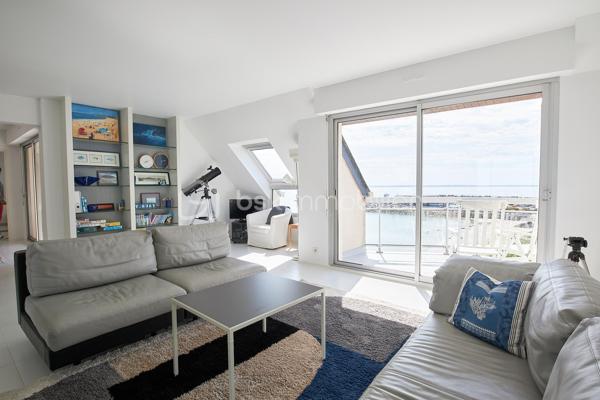 Dans le très recherché quartier de la Comtesse, au sein d'une résidence sécurisée nichée dans un parc arboré avec accès privatif à la plage, découvrez ce superbe appartement aux volumes généreux offrant une vue mer panoramique et un cadre de vie privilégié.

Situé au deuxième et dernier étage sans ascenseur, ce bien séduit dès l'entrée par sa luminosité, ses espaces parfaitement pensés et l'omniprésence de la mer.

La vaste pièce de vie, véritable cœur de l'appartement, accueille un élégant salon et un espace salle à manger bénéficiant d'une double ouverture sur deux terrasses exposées Sud-Est, offrant un panorama exceptionnel sur la mer. La cuisine semi-ouverte, aménagée et équipée, s'intègre harmonieusement à l'espace de vie, favorisant convivialité et confort au quotidien..

L'espace nuit a été conçu pour répondre aux attentes d'une famille comme à celles d'une résidence secondaire de standing. Il comprend une magnifique suite parentale avec salle de bain privative et vue mer, deux pièces pouvant être aménagées selon vos besoins en chambres d'enfants, bureaux ou espace de télétravail, une chambre supplémentaire, une salle d'eau, un WC indépendant ainsi qu'une buanderie et un placard.

Les prestations se poursuivent à l'extérieur avec une place de stationnement privative et un garage fermé aux équipements particulièrement appréciables, disposant notamment de deux arrivées d'eau, d'un bac à douche et d'une mezzanine offrant un espace de rangement supplémentaire.

La résidence, parfaitement entretenue, offre un environnement calme et sécurisé avec portail électrique, local vélos fermé et un chemin privatif permettant de rejoindre la plage en seulement quelques minutes à pied.

Un bien rare, où élégance, confort et qualité de vie se conjuguent dans un environnement privilégié face à la mer.