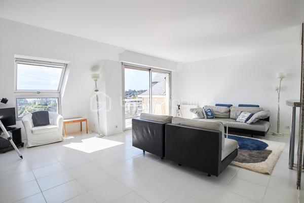Dans le très recherché quartier de la Comtesse, au sein d'une résidence sécurisée nichée dans un parc arboré avec accès privatif à la plage, découvrez ce superbe appartement aux volumes généreux offrant une vue mer panoramique et un cadre de vie privilégié.

Situé au deuxième et dernier étage sans ascenseur, ce bien séduit dès l'entrée par sa luminosité, ses espaces parfaitement pensés et l'omniprésence de la mer.

La vaste pièce de vie, véritable cœur de l'appartement, accueille un élégant salon et un espace salle à manger bénéficiant d'une double ouverture sur deux terrasses exposées Sud-Est, offrant un panorama exceptionnel sur la mer. La cuisine semi-ouverte, aménagée et équipée, s'intègre harmonieusement à l'espace de vie, favorisant convivialité et confort au quotidien..

L'espace nuit a été conçu pour répondre aux attentes d'une famille comme à celles d'une résidence secondaire de standing. Il comprend une magnifique suite parentale avec salle de bain privative et vue mer, deux pièces pouvant être aménagées selon vos besoins en chambres d'enfants, bureaux ou espace de télétravail, une chambre supplémentaire, une salle d'eau, un WC indépendant ainsi qu'une buanderie et un placard.

Les prestations se poursuivent à l'extérieur avec une place de stationnement privative et un garage fermé aux équipements particulièrement appréciables, disposant notamment de deux arrivées d'eau, d'un bac à douche et d'une mezzanine offrant un espace de rangement supplémentaire.

La résidence, parfaitement entretenue, offre un environnement calme et sécurisé avec portail électrique, local vélos fermé et un chemin privatif permettant de rejoindre la plage en seulement quelques minutes à pied.

Un bien rare, où élégance, confort et qualité de vie se conjuguent dans un environnement privilégié face à la mer.
