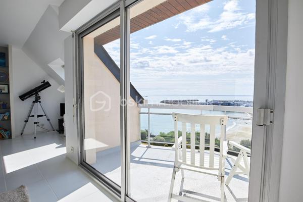 Dans le très recherché quartier de la Comtesse, au sein d'une résidence sécurisée nichée dans un parc arboré avec accès privatif à la plage, découvrez ce superbe appartement aux volumes généreux offrant une vue mer panoramique et un cadre de vie privilégié.

Situé au deuxième et dernier étage sans ascenseur, ce bien séduit dès l'entrée par sa luminosité, ses espaces parfaitement pensés et l'omniprésence de la mer.

La vaste pièce de vie, véritable cœur de l'appartement, accueille un élégant salon et un espace salle à manger bénéficiant d'une double ouverture sur deux terrasses exposées Sud-Est, offrant un panorama exceptionnel sur la mer. La cuisine semi-ouverte, aménagée et équipée, s'intègre harmonieusement à l'espace de vie, favorisant convivialité et confort au quotidien..

L'espace nuit a été conçu pour répondre aux attentes d'une famille comme à celles d'une résidence secondaire de standing. Il comprend une magnifique suite parentale avec salle de bain privative et vue mer, deux pièces pouvant être aménagées selon vos besoins en chambres d'enfants, bureaux ou espace de télétravail, une chambre supplémentaire, une salle d'eau, un WC indépendant ainsi qu'une buanderie et un placard.

Les prestations se poursuivent à l'extérieur avec une place de stationnement privative et un garage fermé aux équipements particulièrement appréciables, disposant notamment de deux arrivées d'eau, d'un bac à douche et d'une mezzanine offrant un espace de rangement supplémentaire.

La résidence, parfaitement entretenue, offre un environnement calme et sécurisé avec portail électrique, local vélos fermé et un chemin privatif permettant de rejoindre la plage en seulement quelques minutes à pied.

Un bien rare, où élégance, confort et qualité de vie se conjuguent dans un environnement privilégié face à la mer.