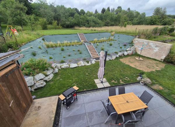 Coup de cœur assuré pour cette superbe maison entièrement rénovée avec goût, offrant de beaux volumes, une luminosité exceptionnelle et un magnifique jardin au calme.