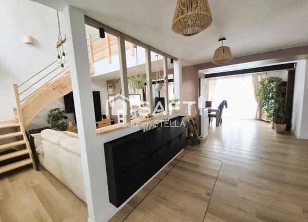 Coup de cœur assuré pour cette superbe maison entièrement rénovée avec goût, offrant de beaux volumes, une luminosité exceptionnelle et un magnifique jardin au calme.