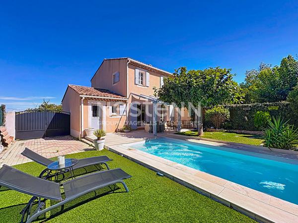 Maison individuelle 3 chambres sur Rougiers avec piscine et garage et terrasse.
