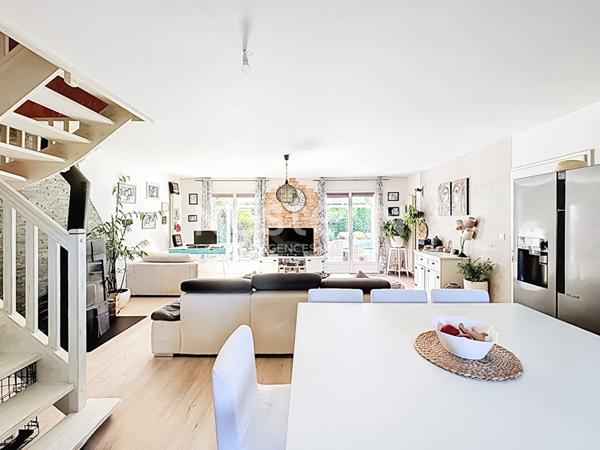 Maison individuelle 3 chambres sur Rougiers avec piscine et garage et terrasse.