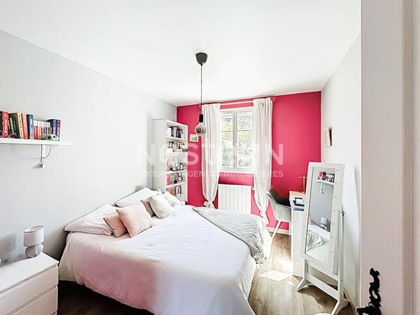 Maison individuelle 3 chambres sur Rougiers avec piscine et garage et terrasse.