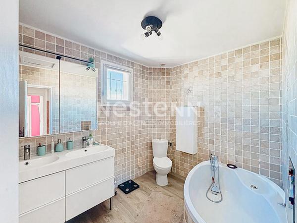 Maison individuelle 3 chambres sur Rougiers avec piscine et garage et terrasse.