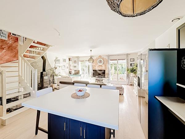 Maison individuelle 3 chambres sur Rougiers avec piscine et garage et terrasse.