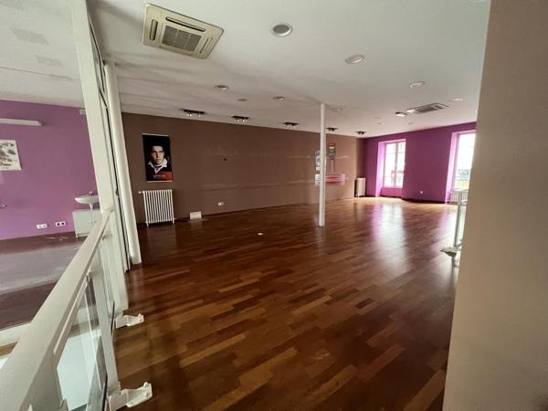 Local commercial d'environ 170 m² /Place Michelet 43000 Le Puy en Velay
