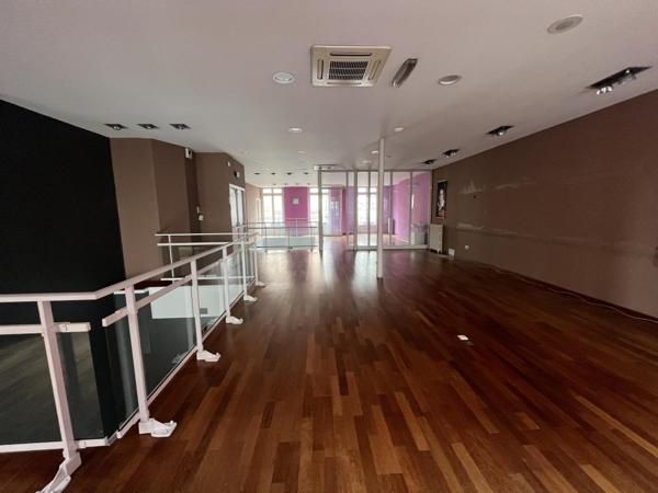 Local commercial d'environ 170 m² /Place Michelet 43000 Le Puy en Velay