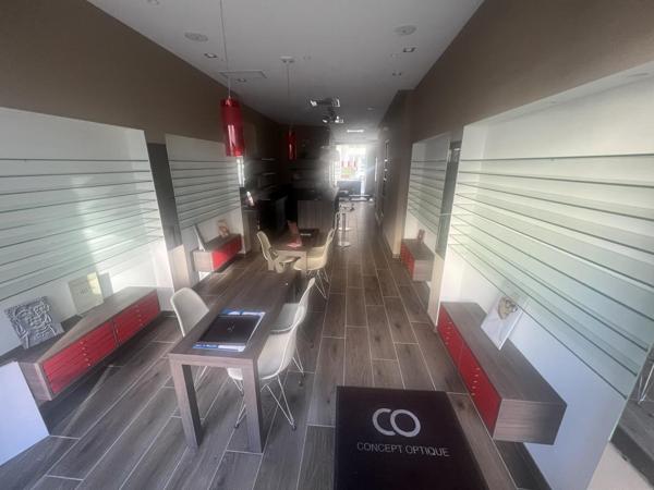 Local commercial d'environ 170 m² /Place Michelet 43000 Le Puy en Velay