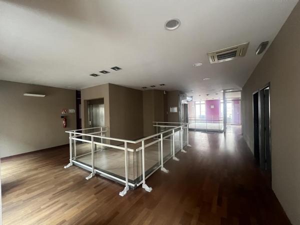 Local commercial d'environ 170 m² /Place Michelet 43000 Le Puy en Velay