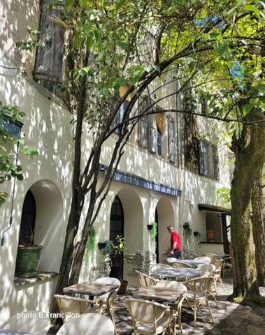 SAINT JEAN DU GARD (30)Vends droit au bail reprise restaurant emplacement N°1 à Saint Jean du Gard, ville touristique au cœur des Cévennes.