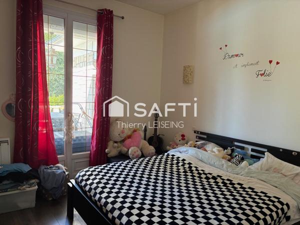 Magnifique propriété avec piscine, 5 chambres, sur terrain de 2200 m2 dans résidence privée