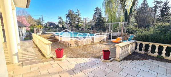 Magnifique propriété avec piscine, 5 chambres, sur terrain de 2200 m2 dans résidence privée