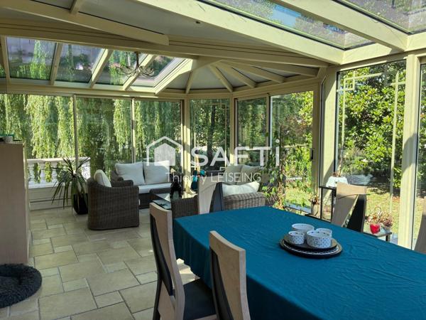 Magnifique propriété avec piscine, 5 chambres, sur terrain de 2200 m2 dans résidence privée