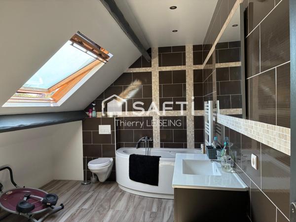 Magnifique propriété avec piscine, 5 chambres, sur terrain de 2200 m2 dans résidence privée