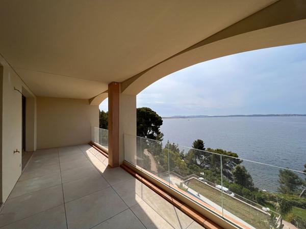 Appartement Carqueiranne 4 pièce(s) 176.09 m² - Dans un environnement idyllique, avec accès privée à la plage et sa vue mer panoramique