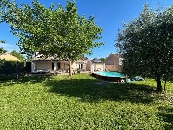 Maison 6 pièce(s) 166 m2 sur 903 m² de terrain, située hors couloir aérien