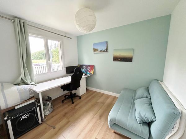 Maison 6 pièce(s) 166 m2 sur 903 m² de terrain, située hors couloir aérien