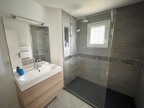 Maison 6 pièce(s) 166 m2 sur 903 m² de terrain, située hors couloir aérien