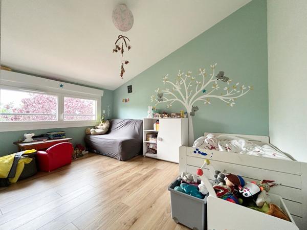 Maison 6 pièce(s) 166 m2 sur 903 m² de terrain, située hors couloir aérien