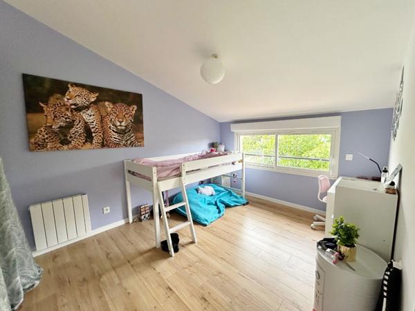 Maison 6 pièce(s) 166 m2 sur 903 m² de terrain, située hors couloir aérien