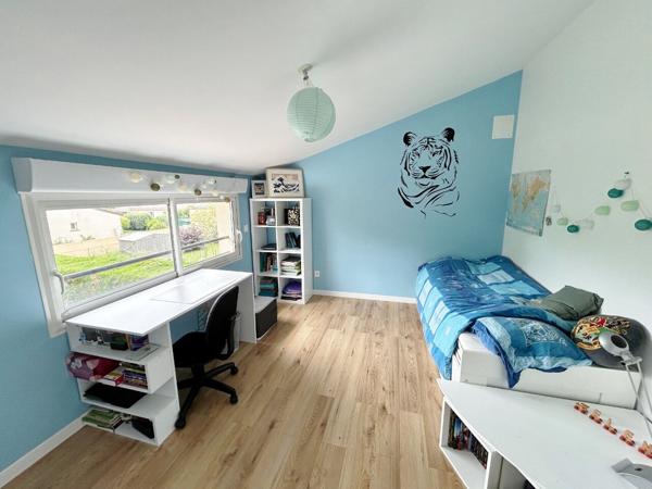 Maison 6 pièce(s) 166 m2 sur 903 m² de terrain, située hors couloir aérien