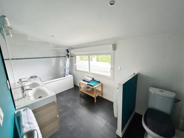 Maison 6 pièce(s) 166 m2 sur 903 m² de terrain, située hors couloir aérien