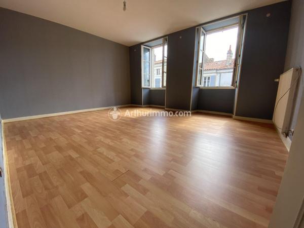 Vente Maison 8 pièces 171 m2 à Saint-Jean-d'Angély