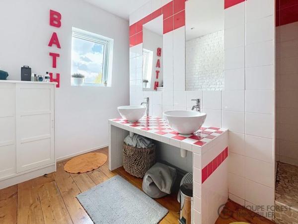 Maison mitoyenne 2 côtés La Madeleine Secteur La Madeleine 163 m²