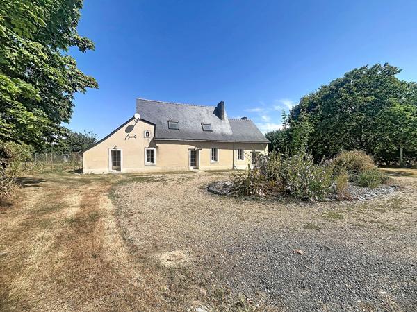 Une maison pleine de caractère, idéale pour les amoureux de la pierre et de la nature.