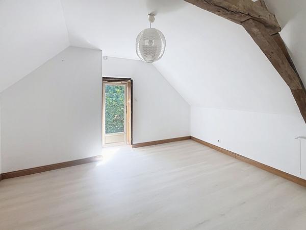 Une maison pleine de caractère, idéale pour les amoureux de la pierre et de la nature.