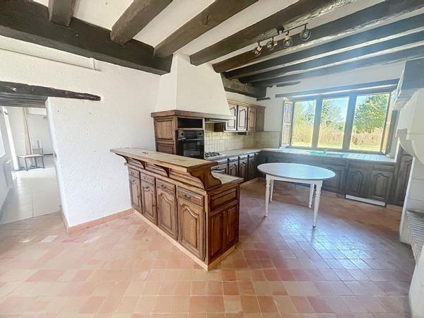 Une maison pleine de caractère, idéale pour les amoureux de la pierre et de la nature.