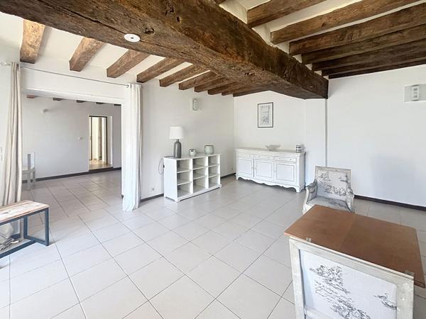 Une maison pleine de caractère, idéale pour les amoureux de la pierre et de la nature.