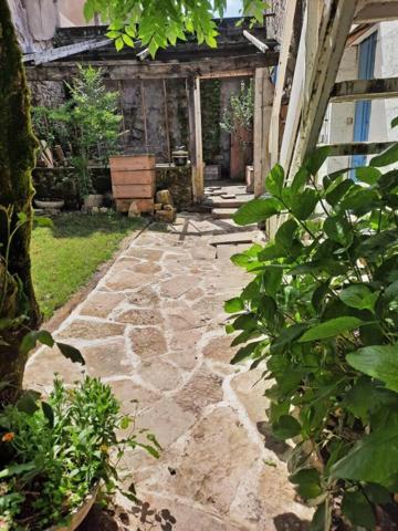 Immeuble d'habitation + studio + local commercial  (actuellement loué) La Charité Sur Loire  avec jardin