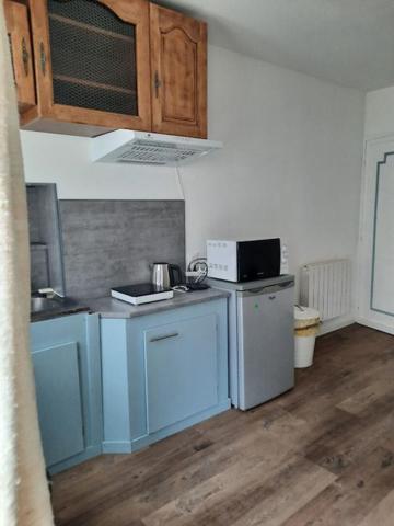 Immeuble d'habitation + studio + local commercial  (actuellement loué) La Charité Sur Loire  avec jardin