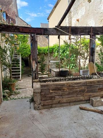 Immeuble d'habitation + studio + local commercial  (actuellement loué) La Charité Sur Loire  avec jardin