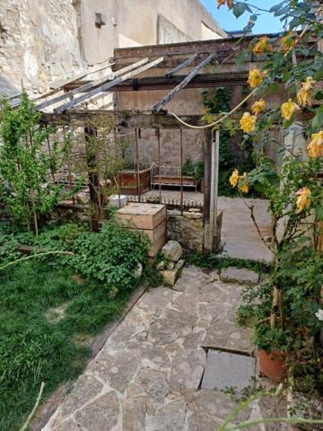 Immeuble d'habitation + studio + local commercial  (actuellement loué) La Charité Sur Loire  avec jardin