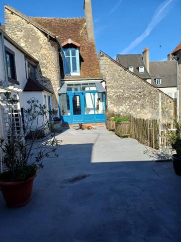 Immeuble d'habitation + studio + local commercial  (actuellement loué) La Charité Sur Loire  avec jardin