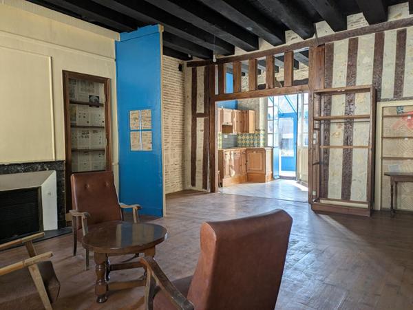 Immeuble d'habitation + studio + local commercial  (actuellement loué) La Charité Sur Loire  avec jardin