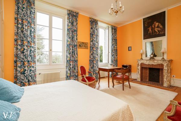 CHINON HISTORIQUE - HOTEL PARTICULIER SUR SON PARC