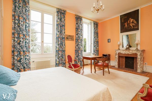 CHINON HISTORIQUE - HOTEL PARTICULIER SUR SON PARC