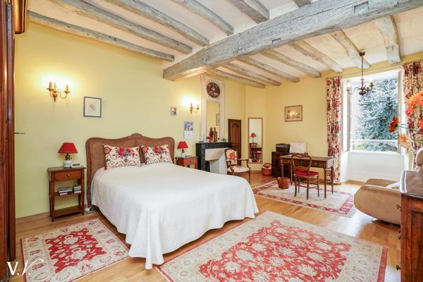 CHINON HISTORIQUE - HOTEL PARTICULIER SUR SON PARC