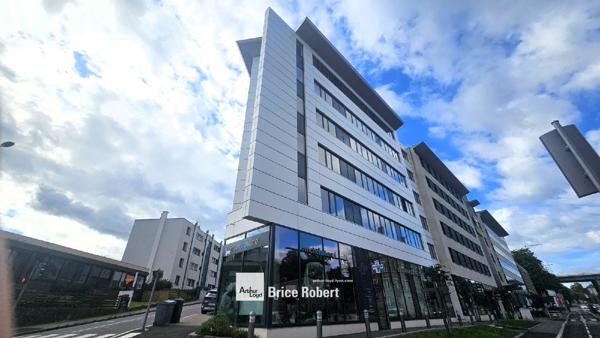 Bureaux à louer à Tassin la Demi Lune dans immeuble neuf lumineux avec terrasse