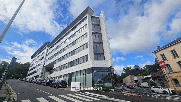 Bureaux à louer à Tassin la Demi Lune dans immeuble neuf lumineux avec terrasse