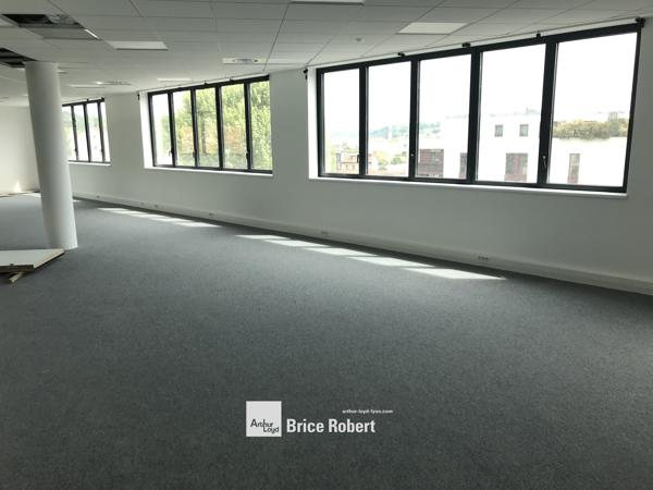 Bureaux à louer à Tassin la Demi Lune dans immeuble neuf lumineux avec terrasse