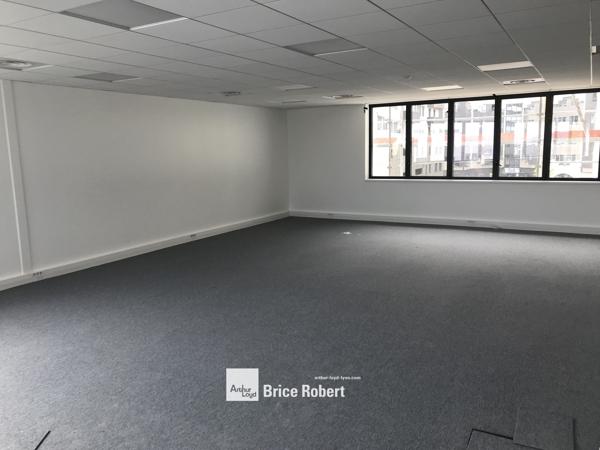 Bureaux à louer à Tassin la Demi Lune dans immeuble neuf lumineux avec terrasse