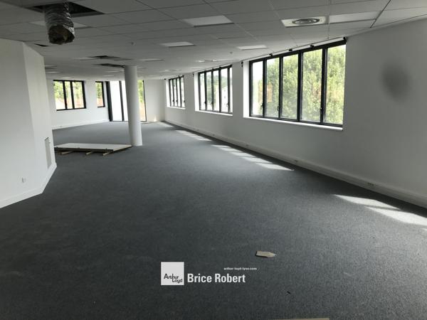 Bureaux à louer à Tassin la Demi Lune dans immeuble neuf lumineux avec terrasse